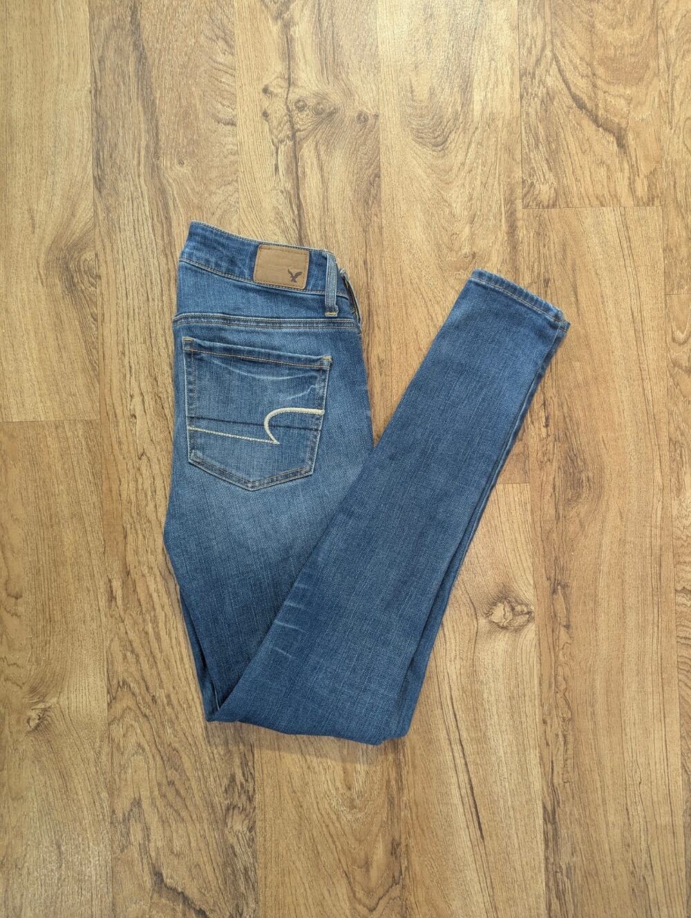 American Eagle Super Stretch Jegging – Size 2 Long Medium Wash